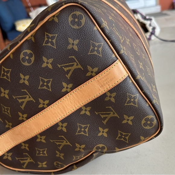 💯Authentic travel bag size 45 NO SMELLS/ODOR PET AND SMOKE FREE HOME! - Picture 6 of 10